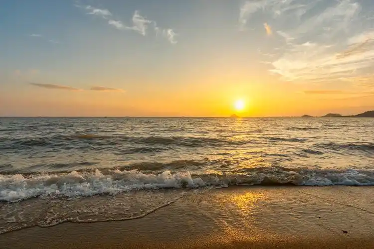 10月份的珠海很是炎热早上的日出还是有些凉风在海边