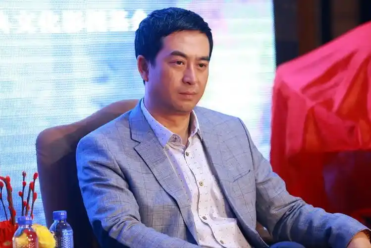 发际线高的国字脸适合什么发型?