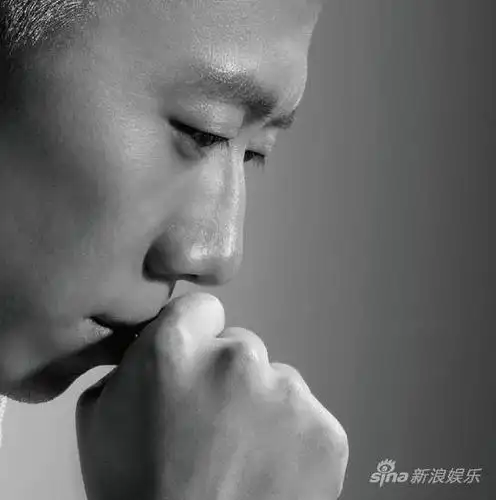 组图夏雨最新写真大片白发造型眼神忧郁