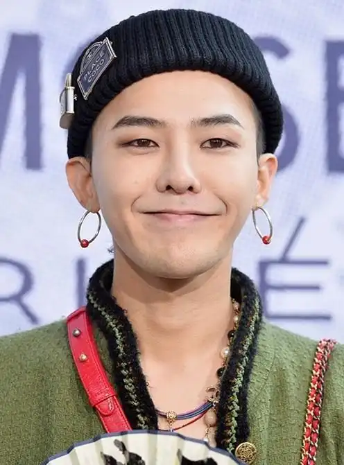 原创权志龙罕见晒无滤镜自拍,脸上痘痘极多,脖子也涂粉底因太热脱妆