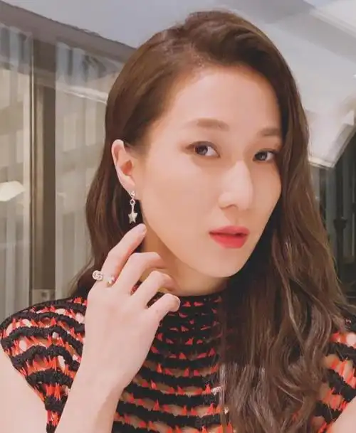 钟嘉欣真"显老",橙色大衣显得皮肤蜡黄,网友们都快认不出来