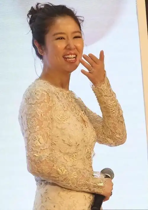 47岁林心如近照曝光,素颜出镜显苍老,宽松t恤更像寻常大妈!