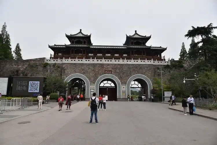 年5月6日中午到达南京,晚上游览了夫子庙夜景,5月7号游览了玄武湖公园