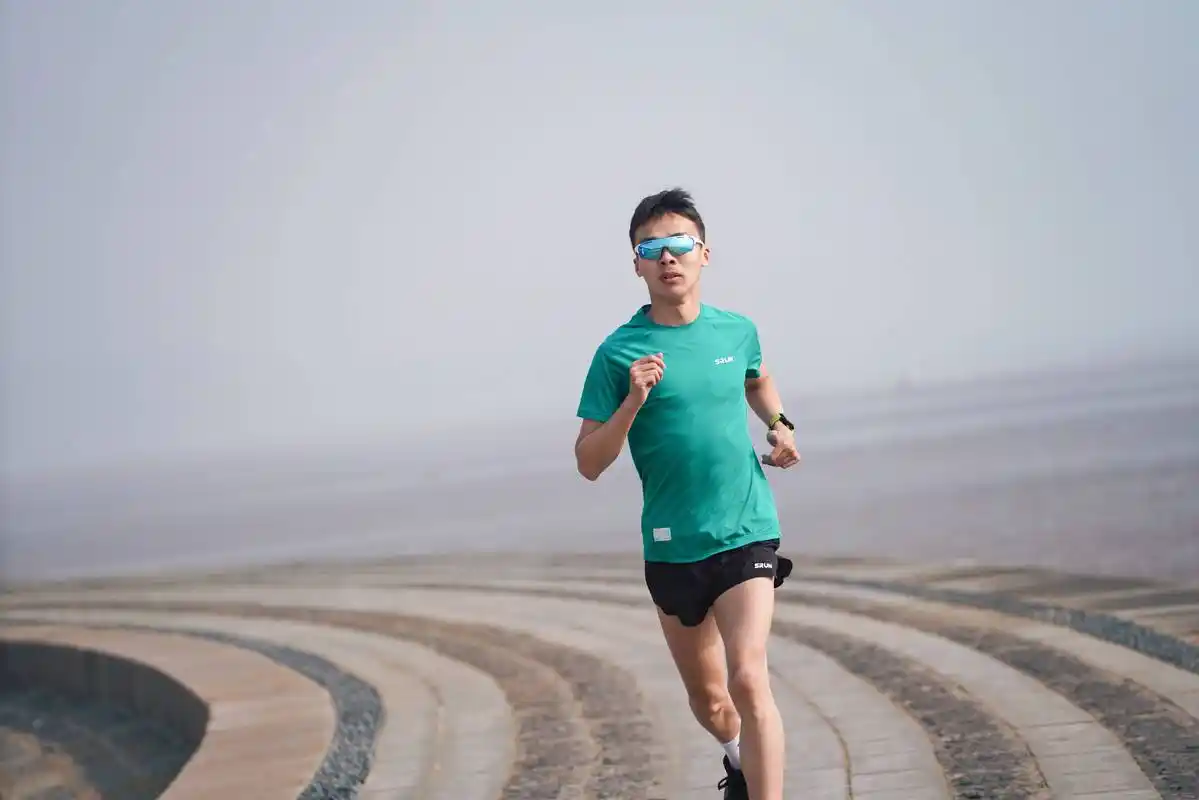 东方航天港612023仙境海岸海阳马拉松官兔医疗跑者服装款式发布