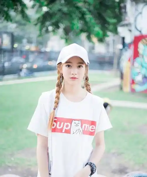 青春女生的日常生活照,各种不同的穿搭,展现出百变的迷人魅力_姐姐