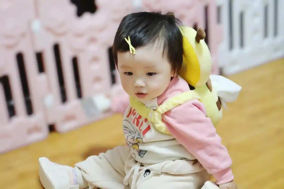 宝宝学步,背上可爱的小蜜蜂防摔枕