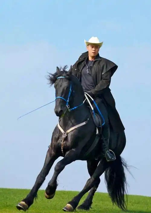 曾是国家运动员,进入娱乐圈凭"阳刚气"爆火,成名后娶美艳娇妻_晋松