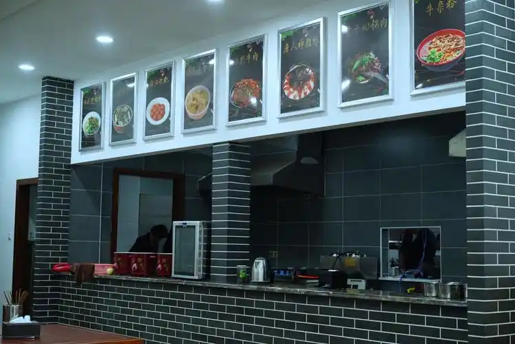 干净整洁的透明厨房