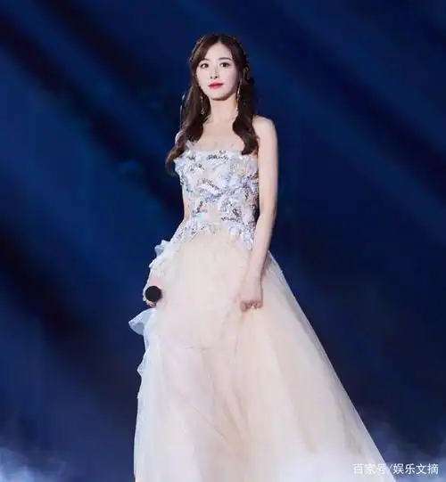 31岁张含韵晚会献唱,直面央视"照妖镜"怼脸拍,这颜值认真的吗