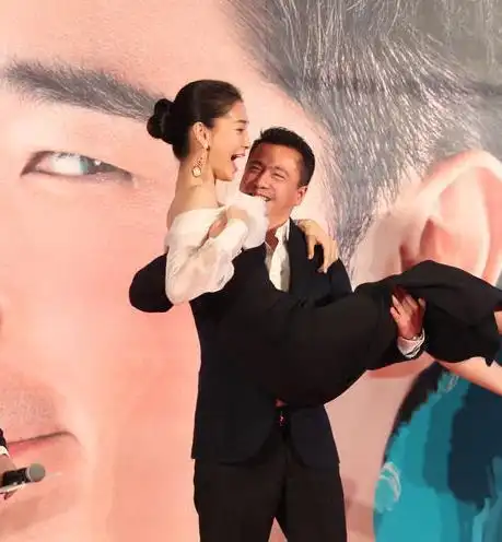 杨颖低胸装捞金被咸猪手,被王中磊公主抱笑的青筋暴起,当妈的人了还