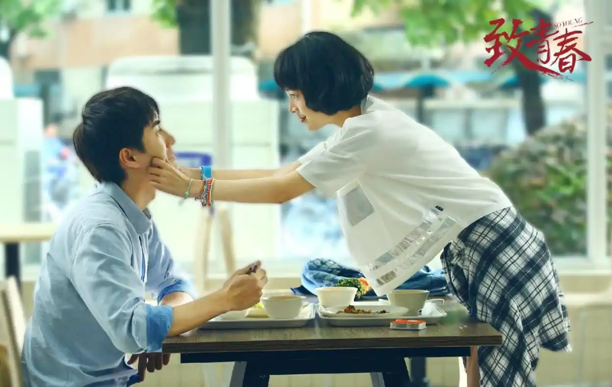 《致青春》中郑微和陈孝正从欢喜冤家到相互喜欢的恋人