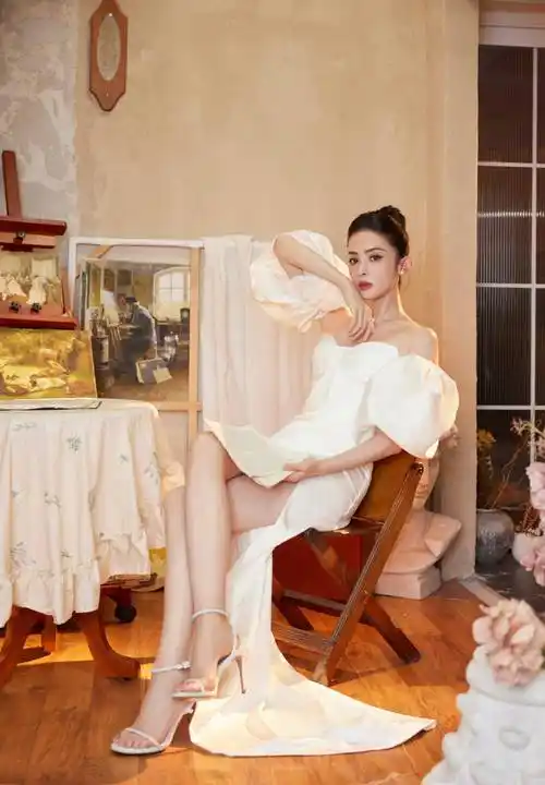 古力娜扎美照曝光,卷发搭配白色抹身材裙,散发着迷人魅力