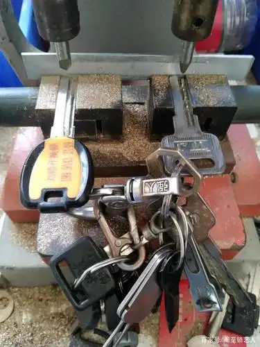 周至县配钥匙西关大转盘东南角