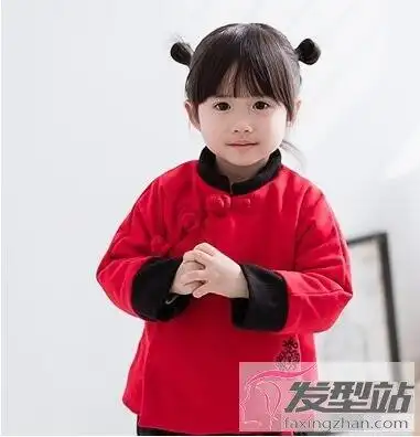 小女孩长发简单扎法 双扎丸子头活泼可爱