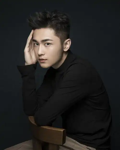 日前,内地新晋青年男演员周航,曝光了一组最新时尚大片.