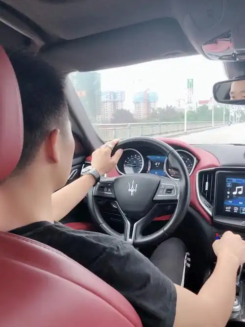 听说单手握方向盘的人都很帅