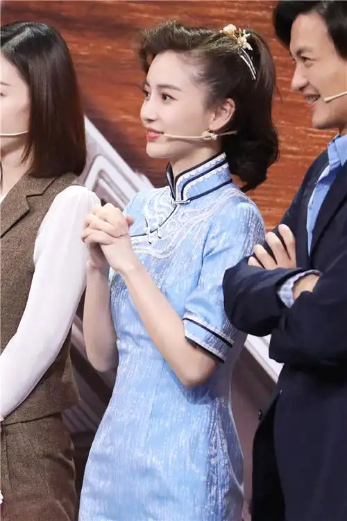 angelababy上《王牌对王牌》穿旗袍身姿妙曼十分迷人