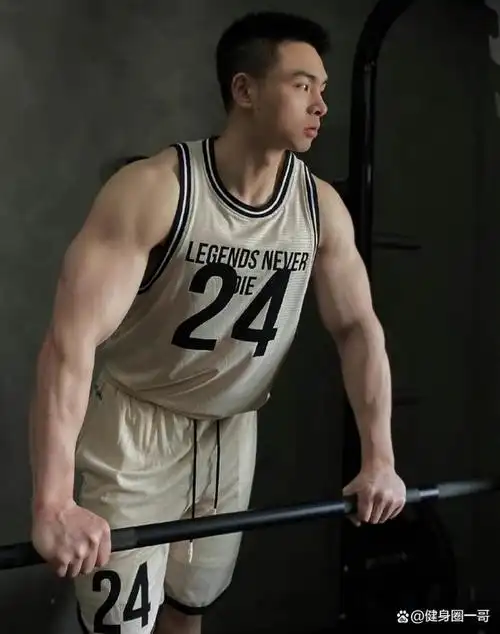 肌肉型男拍大片写真,有颜有料有身材,一身腱子肉帅气迷人!