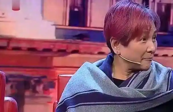 原创75岁郑佩佩近况曝光头发花白脸部浮肿领子口塞纸巾疑似流口水