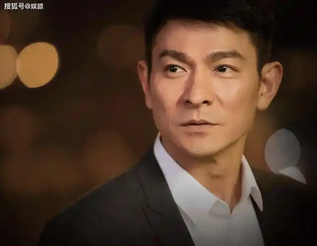 刘德华现身深圳拍广告,被指20人护驾排场大?但穿着可见他很敬业