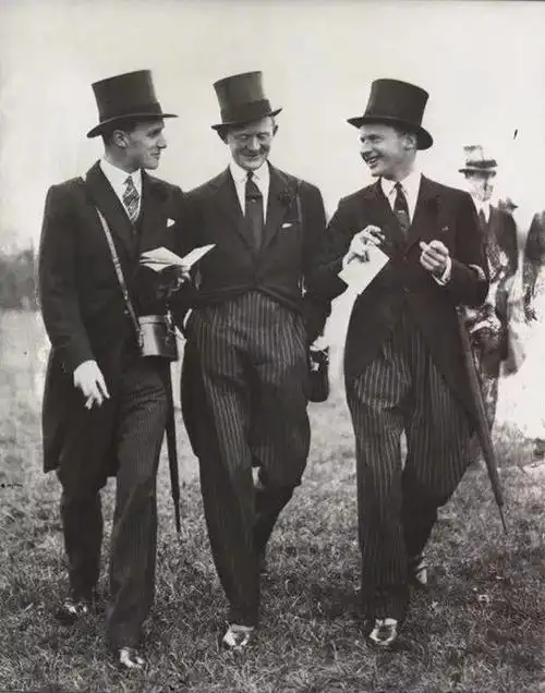 19世纪四十年代英国男性的服装以深色为主,不甘寂寞的男人们在胡子上