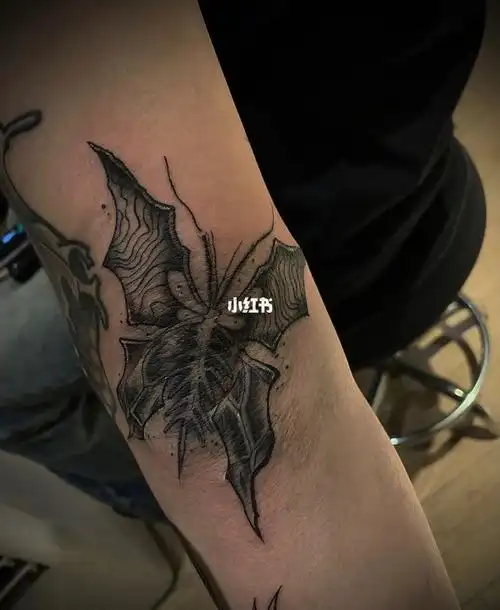 杭州纹身手肘小蝴蝶