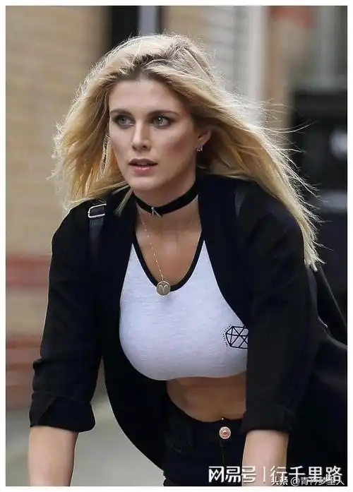 英国女星阿什利·詹姆斯:拥有出色的外表和才华