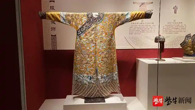 沈阳故宫是清入关以前的"盛京"皇宫和迁都北京后多位皇帝东巡的行宫.