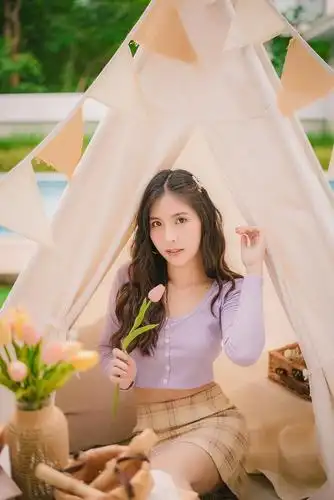 活泼可爱的美女,户外美拍,喜欢来看看