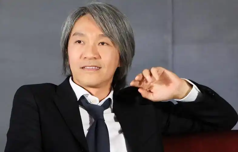 周星驰|61岁周星驰与石榴姐吃平价快餐!两人私交甚好,一同欢聚像兄妹