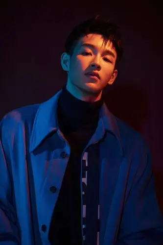 吴迪飞廓形套装演绎红黑迷幻 《我的同桌又上热搜了