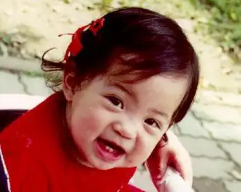 近日,工作室晒出多张欧阳娜娜小时候的照片,照片中的娜娜小脸肉嘟嘟