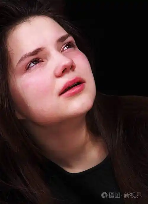 伤心哭泣的女孩