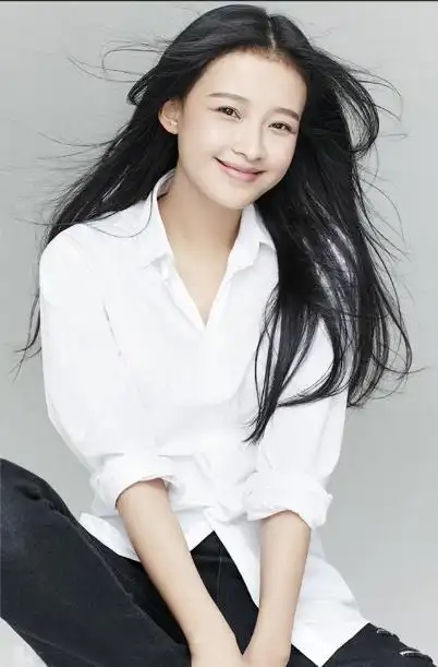 她因长得太美而被追求,24岁就生了孩子,今丈夫对她依旧宠爱