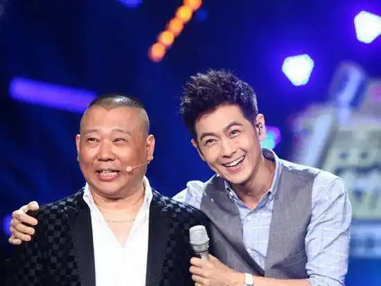 二人亲密搂肩心情好,天王有意做相声演员_韩三平_关系_黑色