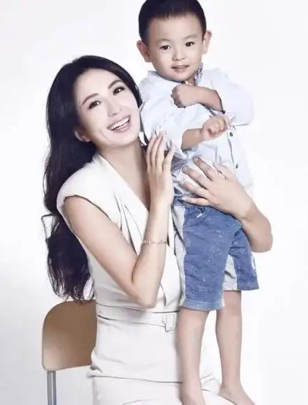 演员杨童舒,34岁在剧组意外怀孕,老公只是一个普通生意人