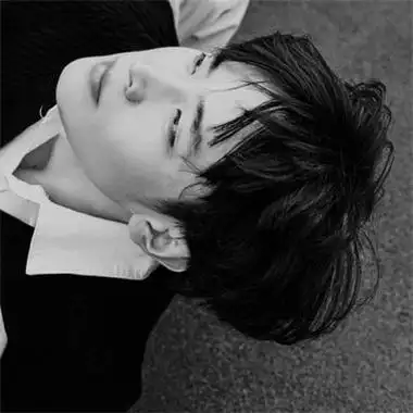 黑白伤感帅气的精致男生头像