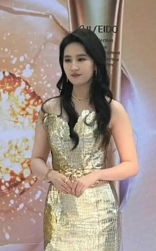 刘亦菲亮相活动,露出膀大腰圆的"水桶腰",仙女发胖一去不复返