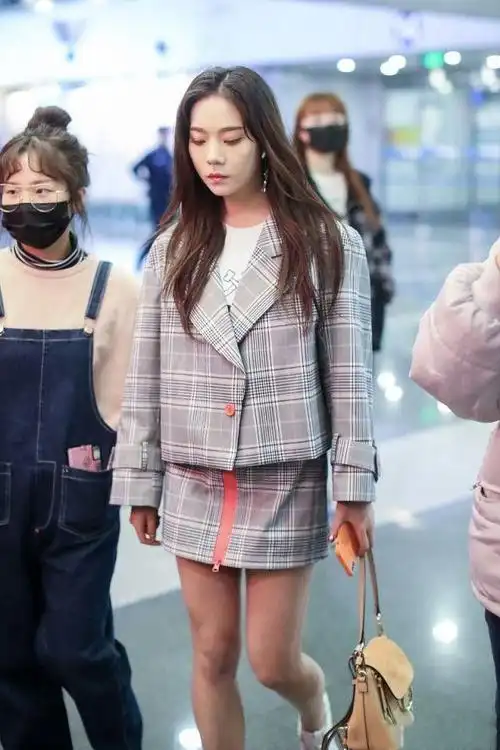 张紫宁现身北京机场,她身穿格子套装,长腿抢镜,尽显好身材!