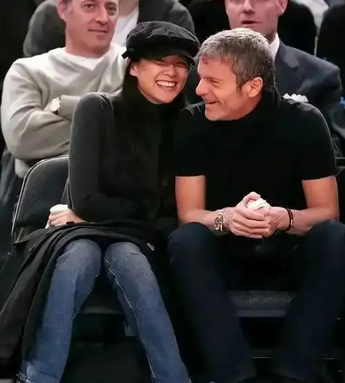 早年间,章子怡和富豪男友现场激吻的场景,不知汪峰看了有何感想|艾维