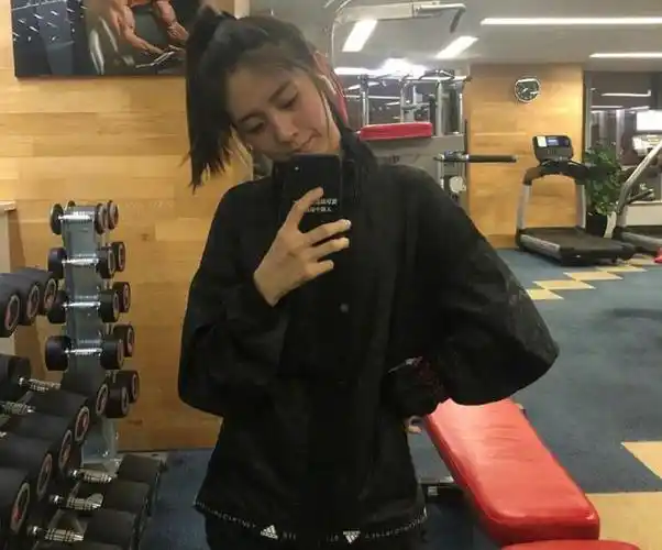 本以为邢菲个子矮身材好不到哪看了她的健身照网友我恋爱了