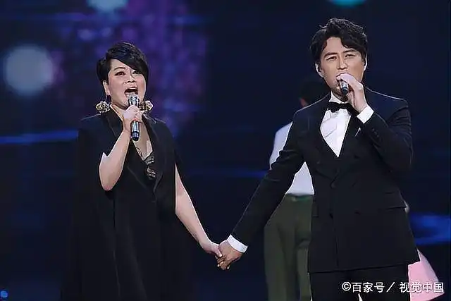 靳东牵手刘涛演唱窗外旋律悠悠入心一开口引全场欢呼