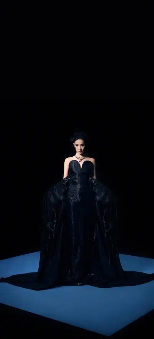 刘亦菲抹胸裙##刘亦菲时尚芭莎4月刊封面