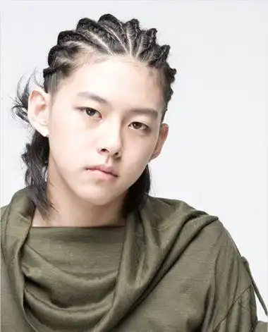 男生头发往后梳扎辫子 潮流男梳辫子(2)