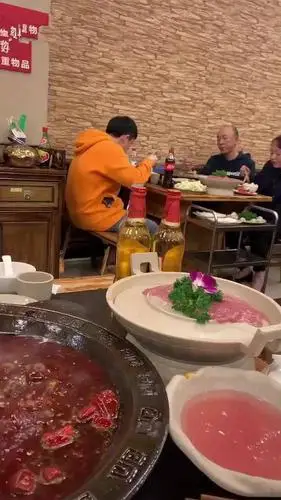 女子在饭店吃饭,中途抬头看向隔壁桌时,双眼冒星,女子:太萌了