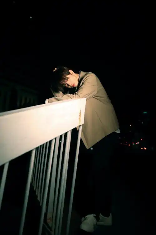 连淮伟夜晚七宫格随拍