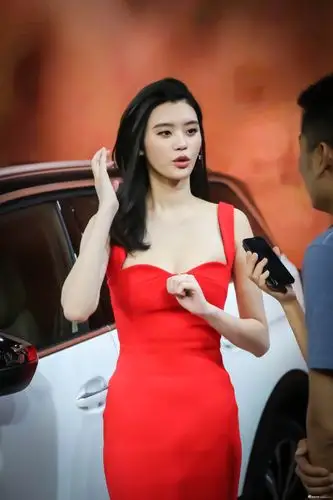 奚梦瑶2017上海车展图片一袭红裙尽显女神气质