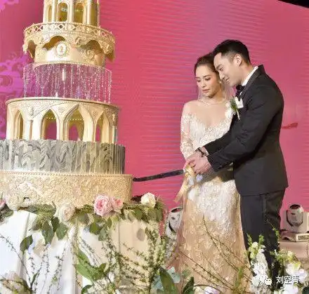 阿娇婚礼的捧花是关智斌接住的.