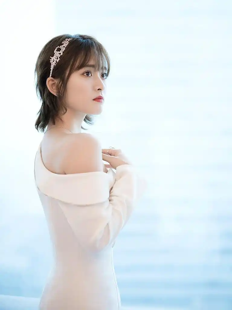 娱乐最前沿# #今日封面# 近日,@沈月 曝出一组写真.