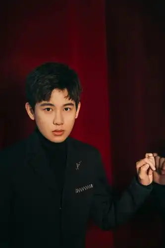 胡先煦黑西装亮相华表奖 畅聊中戏展年轻演员风采